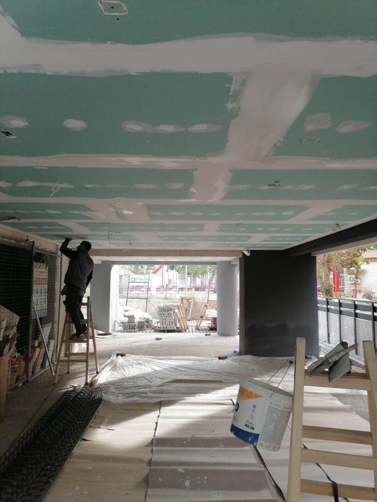 Ελαιοχρωματισμοί σε νέα πολυκατοικία στο Ντεπώ Θεσσαλονίκης