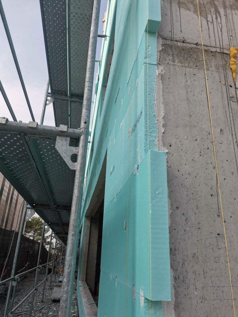 Εφαρμογή εξωτερικής θερμομόνωσης στη νέα πτέρυγα της κλινικής του Αγίου Λουκά