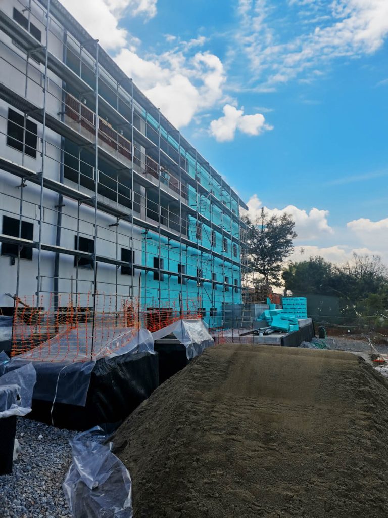 Εφαρμογή εξωτερικής θερμομόνωσης στη νέα πτέρυγα της κλινικής του Αγίου Λουκά