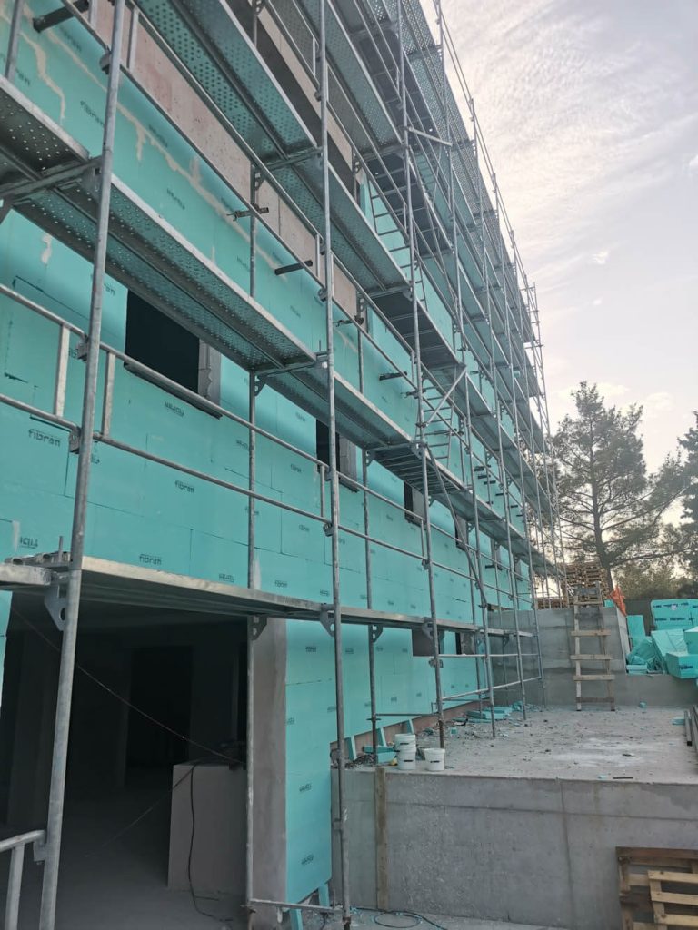 Εφαρμογή εξωτερικής θερμομόνωσης στη νέα πτέρυγα της κλινικής του Αγίου Λουκά