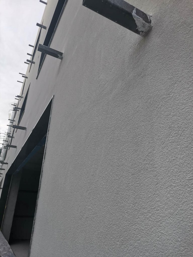 Εφαρμογή εξωτερικής θερμομόνωσης στη νέα πτέρυγα της κλινικής του Αγίου Λουκά