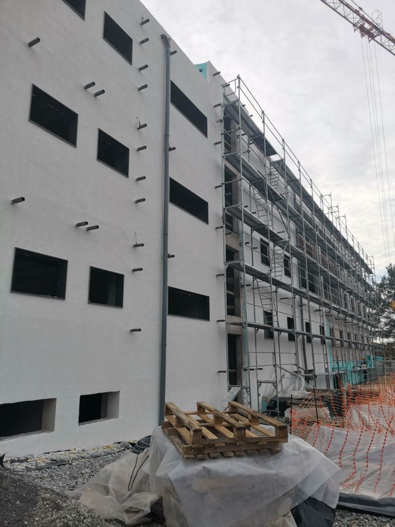 Εφαρμογή εξωτερικής θερμομόνωσης στη νέα πτέρυγα της κλινικής του Αγίου Λουκά