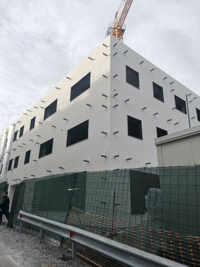 Εφαρμογή εξωτερικής θερμομόνωσης στη νέα πτέρυγα της κλινικής του Αγίου Λουκά