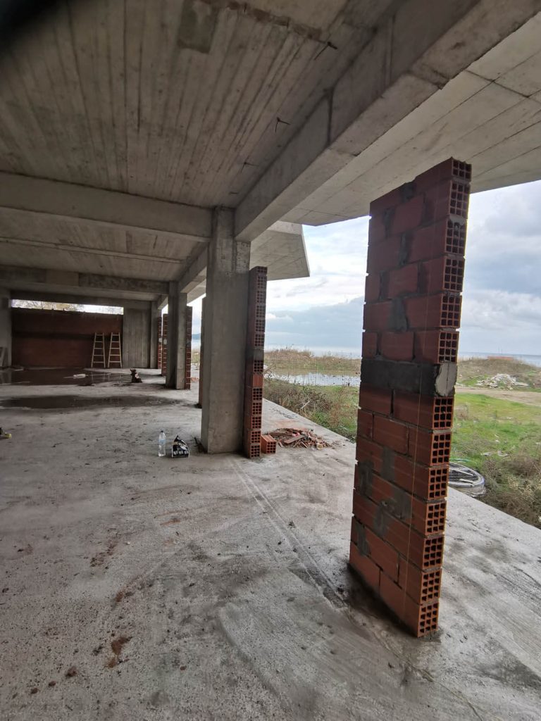 Τουβλοδομές σε ξενοδοχειακή μονάδα στην Ολυμπιάδα Χαλκιδικής