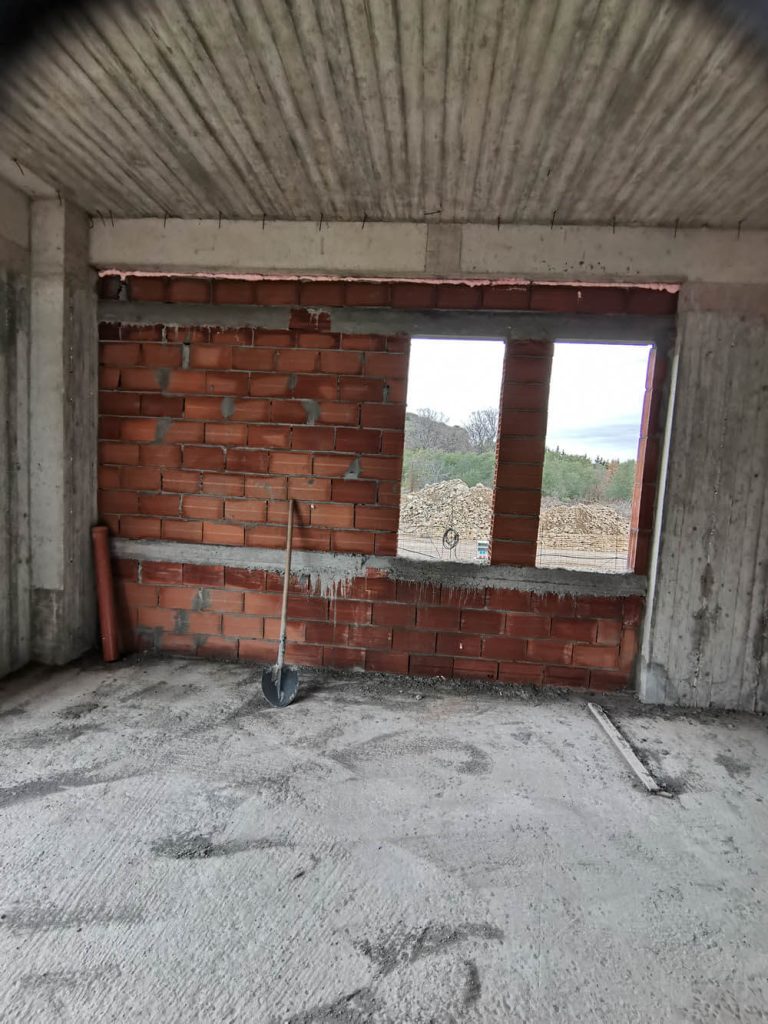 Τουβλοδομές σε ξενοδοχειακή μονάδα στην Ολυμπιάδα Χαλκιδικής