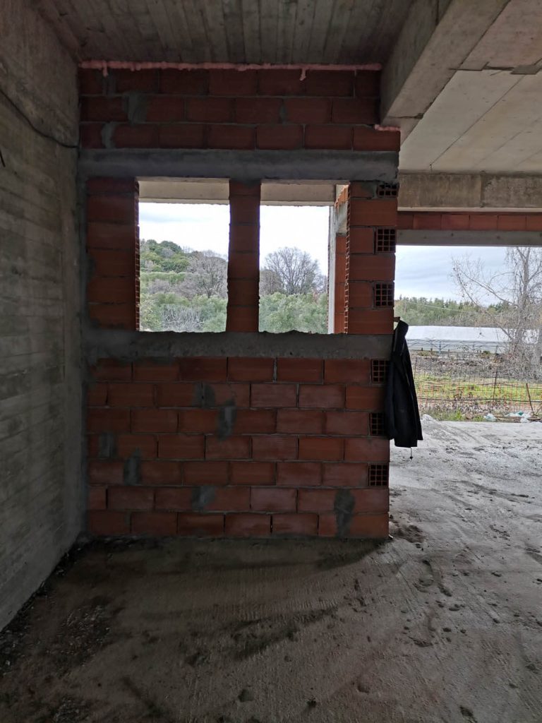 Τουβλοδομές σε ξενοδοχειακή μονάδα στην Ολυμπιάδα Χαλκιδικής