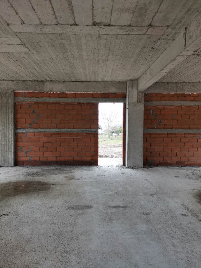 Τουβλοδομές σε ξενοδοχειακή μονάδα στην Ολυμπιάδα Χαλκιδικής