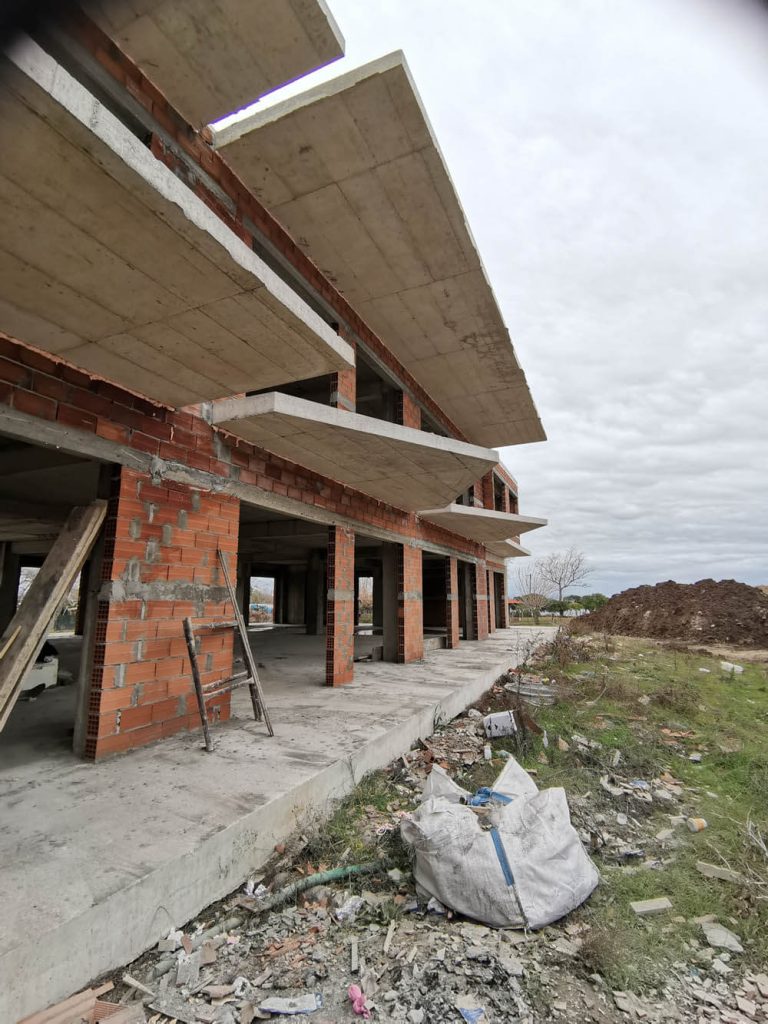 Τουβλοδομές σε ξενοδοχειακή μονάδα στην Ολυμπιάδα Χαλκιδικής